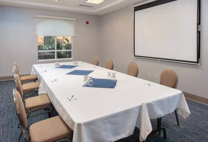 Отель Holiday Inn Express & Suites Belleville, An Ihg