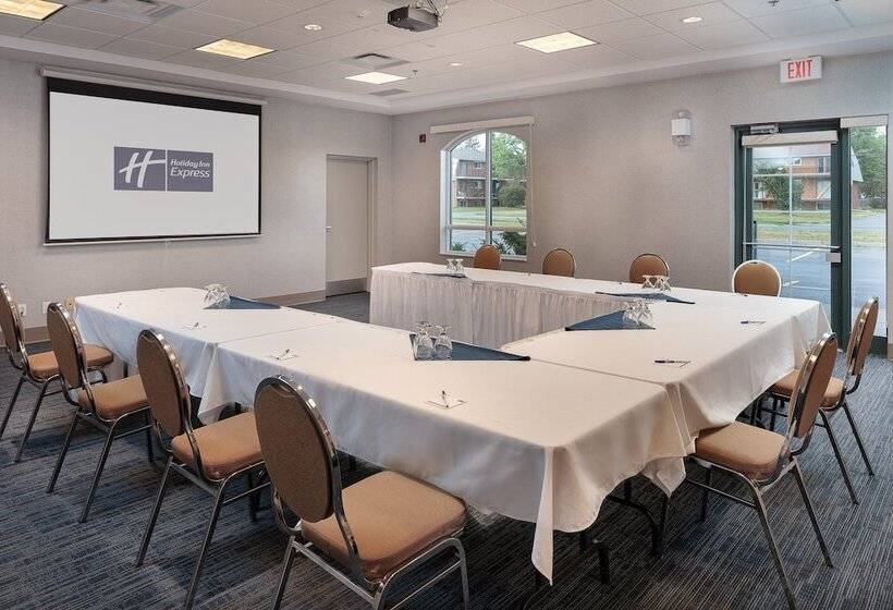 בית מלון כפרי Holiday Inn Express & Suites   Belleville, An Ihg