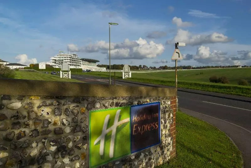 Отель Holiday Inn Express London   Epsom Downs, An Ihg