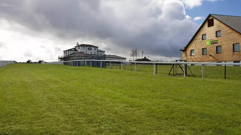 Отель Holiday Inn Express London   Epsom Downs, An Ihg