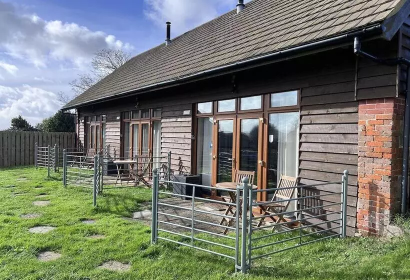Bike Shed, 1 Bed Cottage, Sleeps 2, Pet Friendly