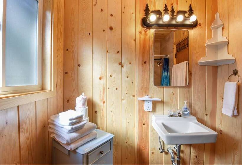 7 Minute Walk To Beach Chambers Landing Chalet