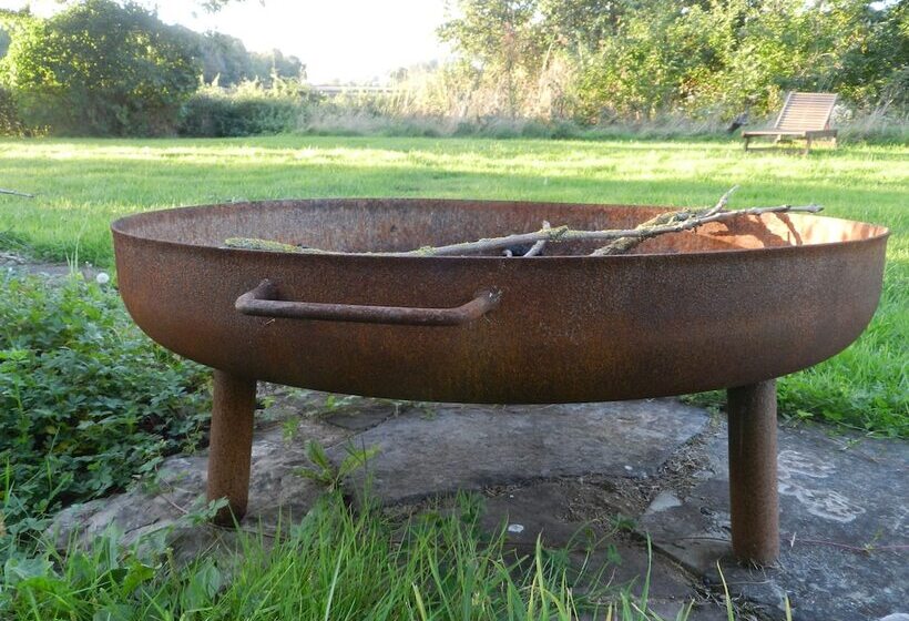 Cosy 5m Bell Tent Glamping In Rural Herefordshire