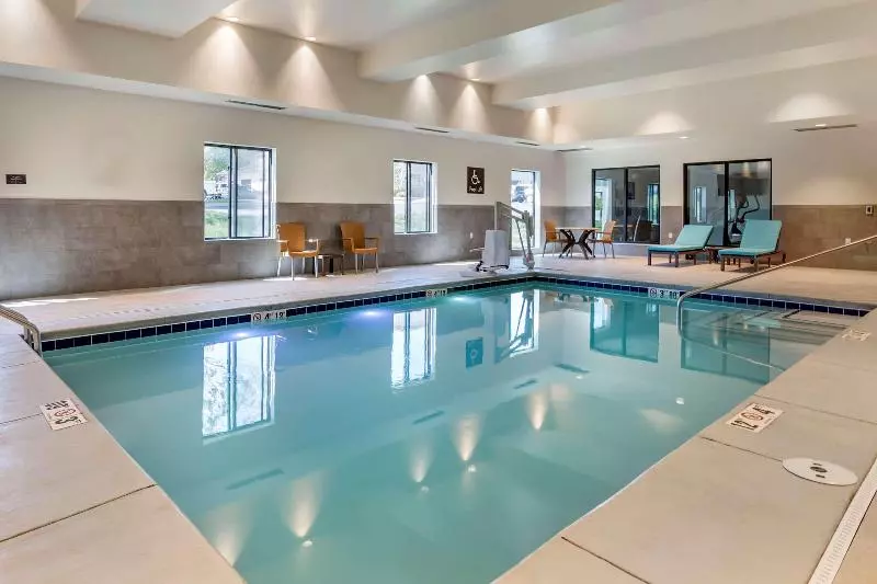 Hotelli Comfort Suites Grandview  Kansas City