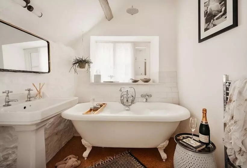 Weeke Brook   Quintessential Thatched Luxury Devon Cottage