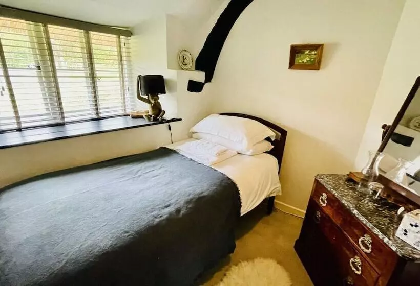 Weeke Brook   Quintessential Thatched Luxury Devon Cottage