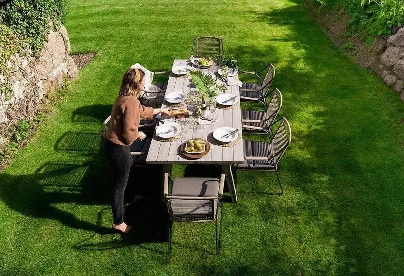 Weeke Brook   Quintessential Thatched Luxury Devon Cottage