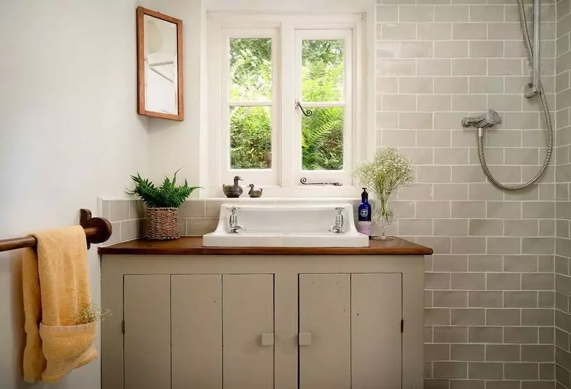 Weeke Brook   Quintessential Thatched Luxury Devon Cottage