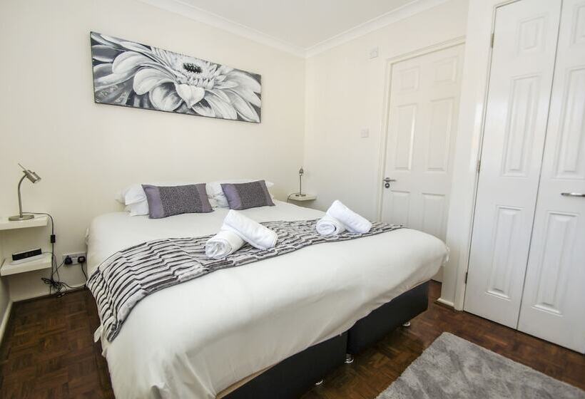 Britannia Harbour View Parking By Brighton Holiday Lets