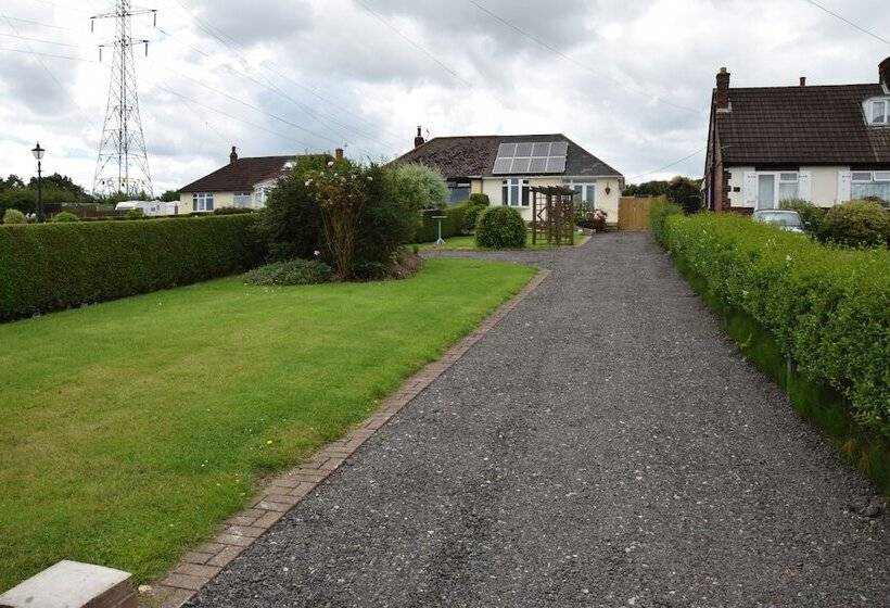 2 Bed Cottage Sleeps4 Garden Bbq