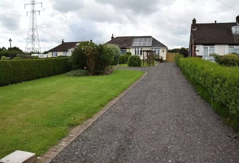 2 Bed Cottage   Sleeps4   Garden   Bbq