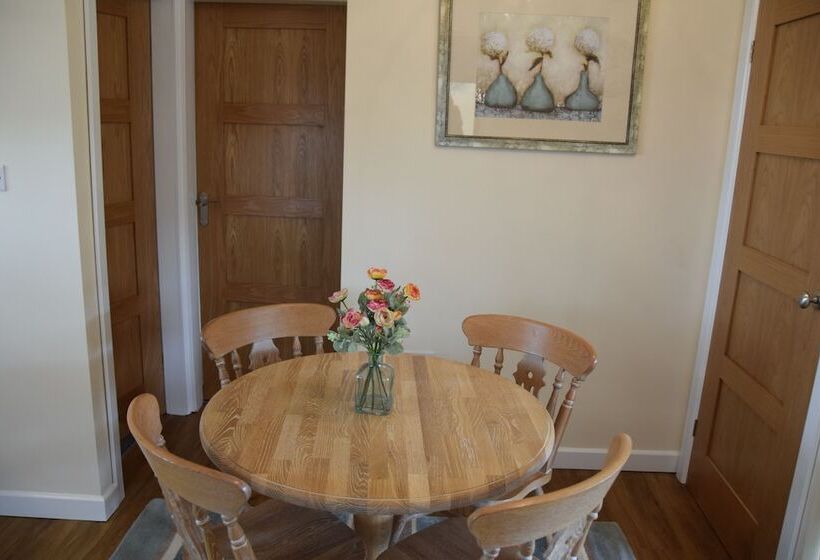 2 Bed Cottage Sleeps4 Garden Bbq