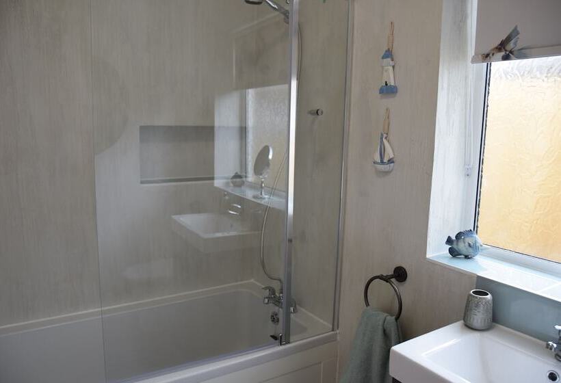 2 Bed Cottage Sleeps4 Garden Bbq