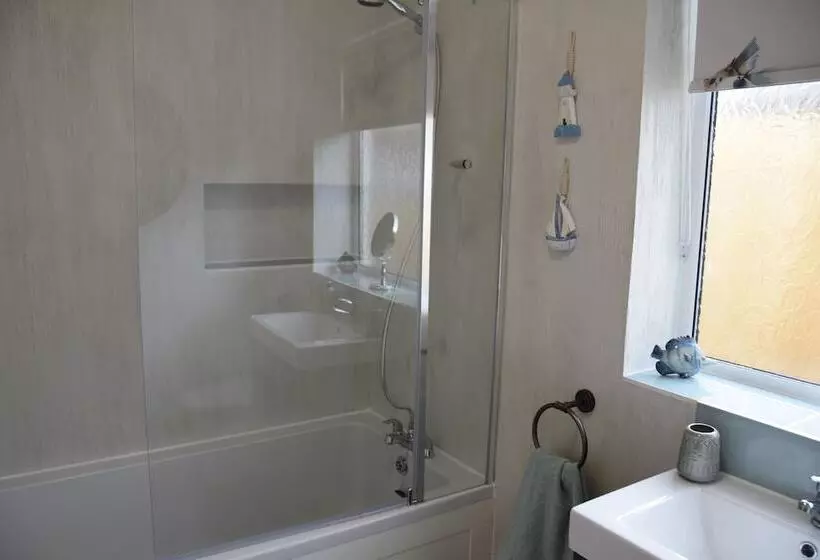 2 Bed Cottage   Sleeps4   Garden   Bbq