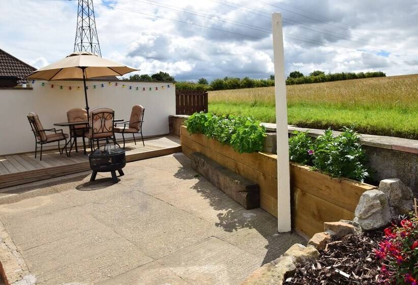 2 Bed Cottage Sleeps4 Garden Bbq