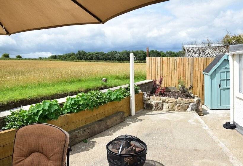 2 Bed Cottage Sleeps4 Garden Bbq