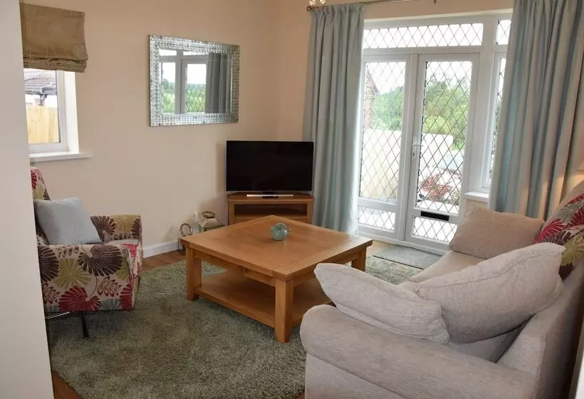 2 Bed Cottage   Sleeps4   Garden   Bbq