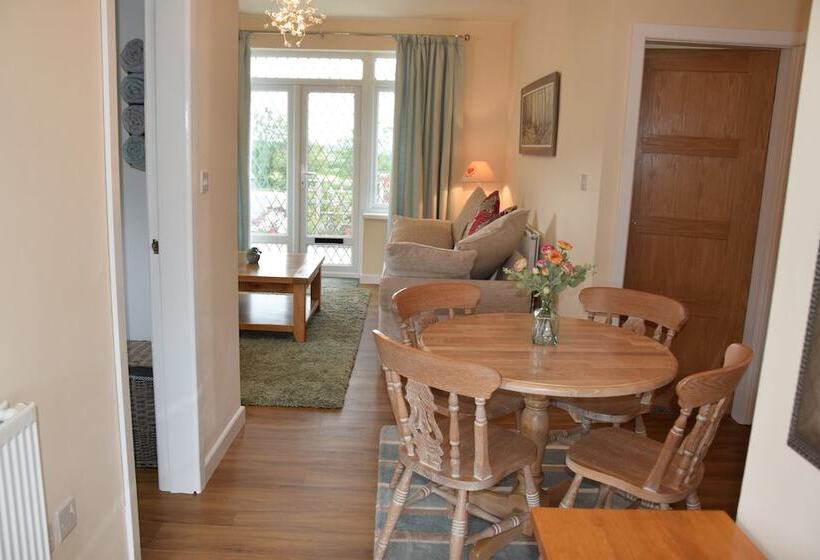 2 Bed Cottage Sleeps4 Garden Bbq