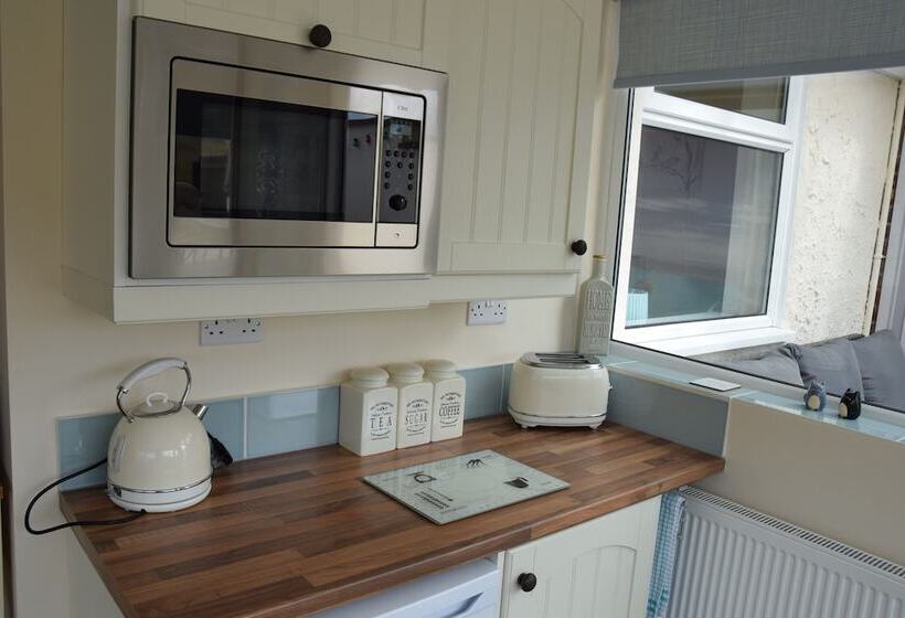 2 Bed Cottage Sleeps4 Garden Bbq