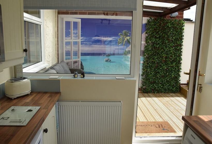 2 Bed Cottage Sleeps4 Garden Bbq