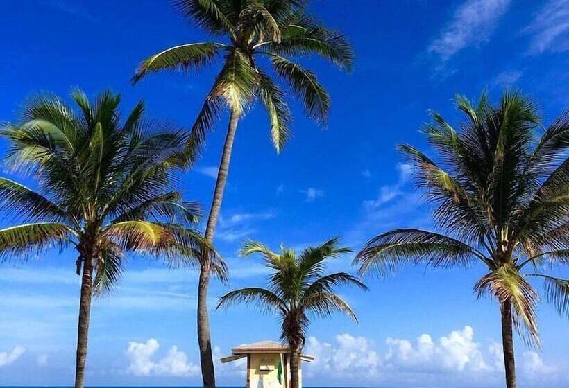 Richards Motel Courtyard