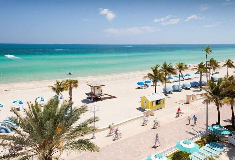 Richards Motel Courtyard