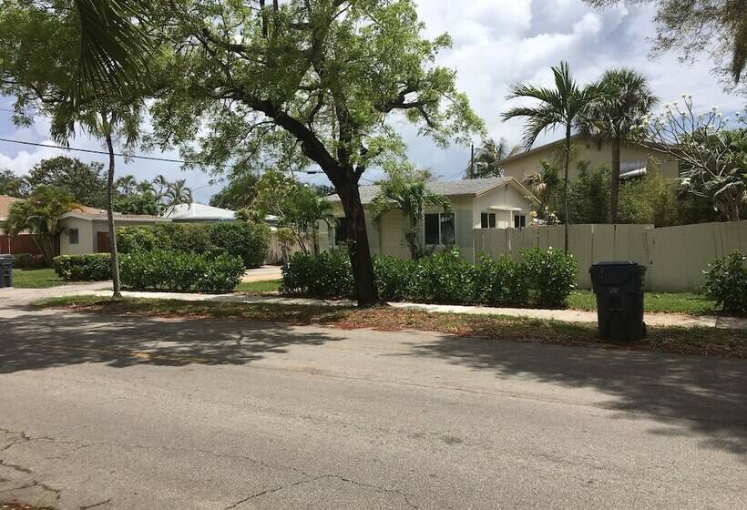 Richards Motel Courtyard