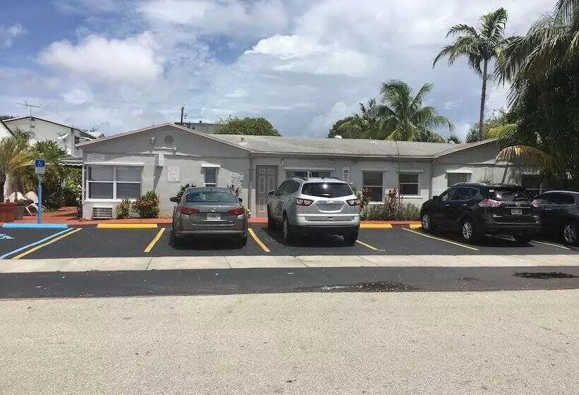 Richards Motel Courtyard