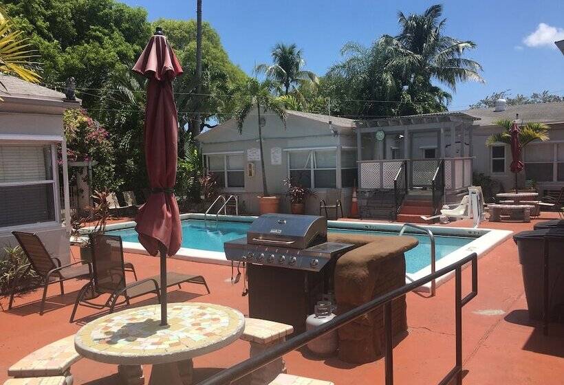 Richards Motel Courtyard