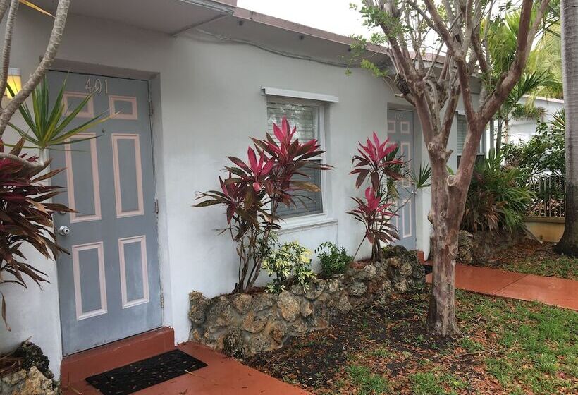 Richards Motel Courtyard