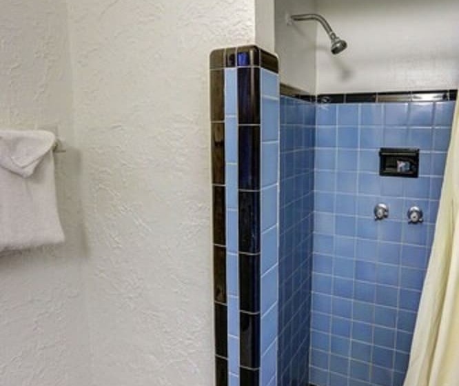 Richards Motel Courtyard