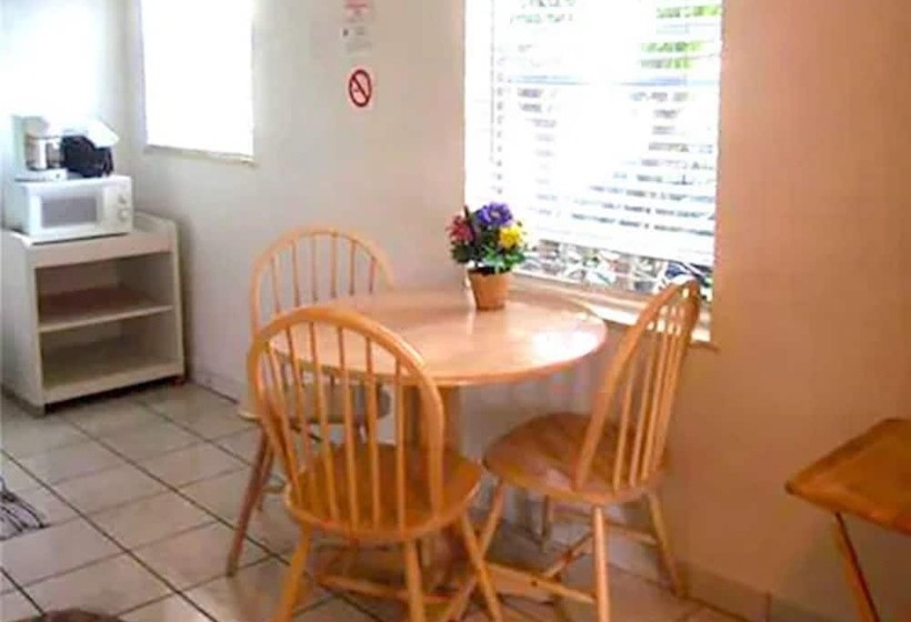 Richards Motel Courtyard