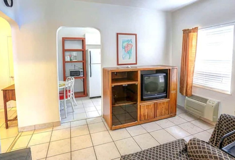 Richards Motel Courtyard