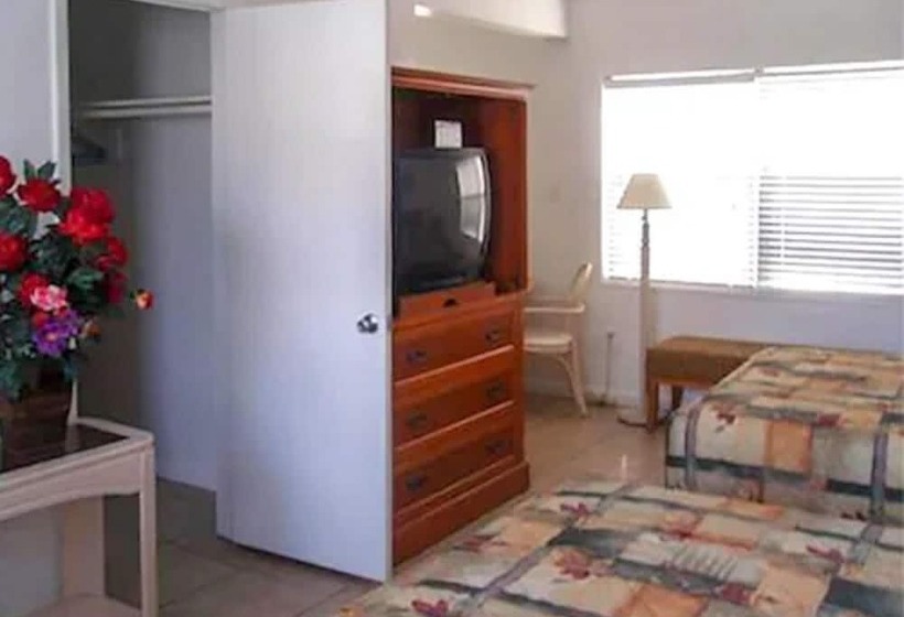 Richards Motel Courtyard