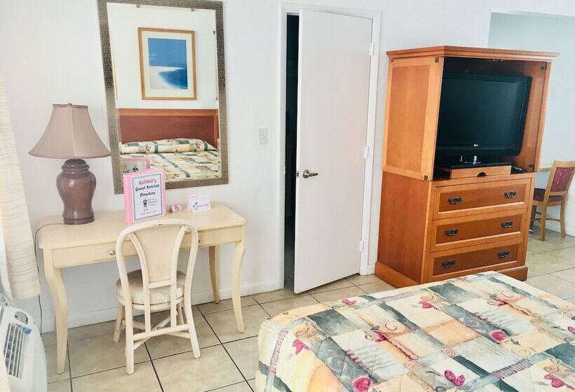 Richards Motel Courtyard