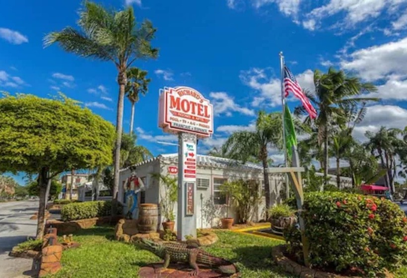 Richards Motel Courtyard