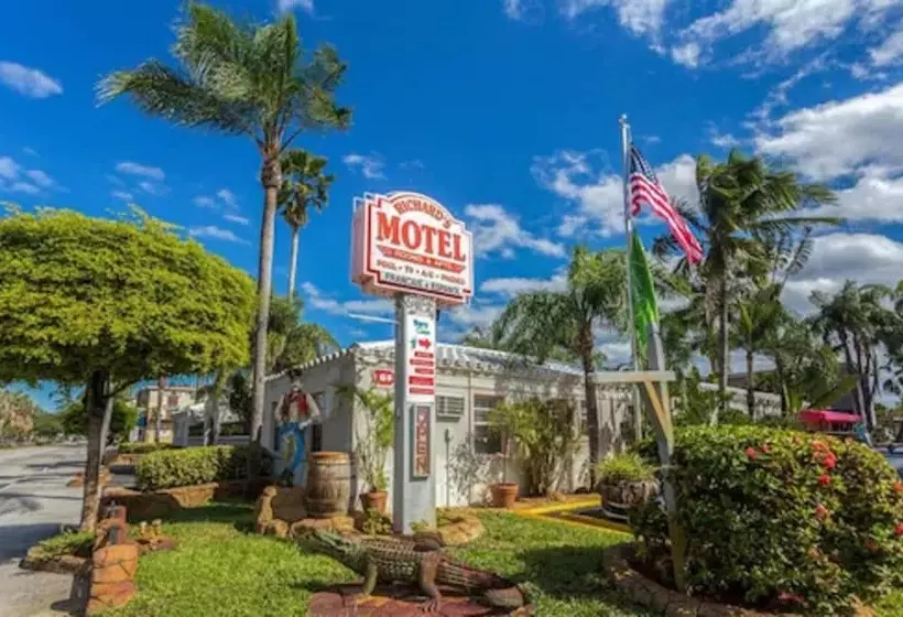 Richards Motel Courtyard
