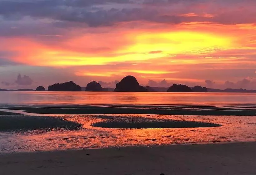 Отель Holiday Ao Nang Beach Resort, Krabi