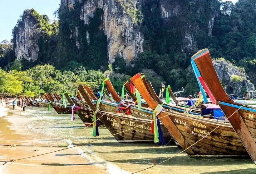 Отель Holiday Ao Nang Beach Resort, Krabi