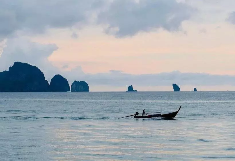 Отель Holiday Ao Nang Beach Resort, Krabi