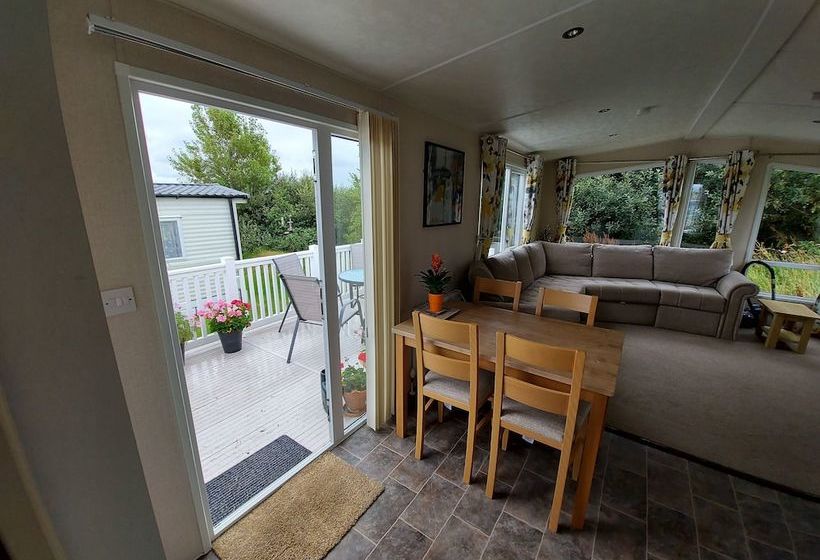 Beautiful 6 Berth Caravan In Bude