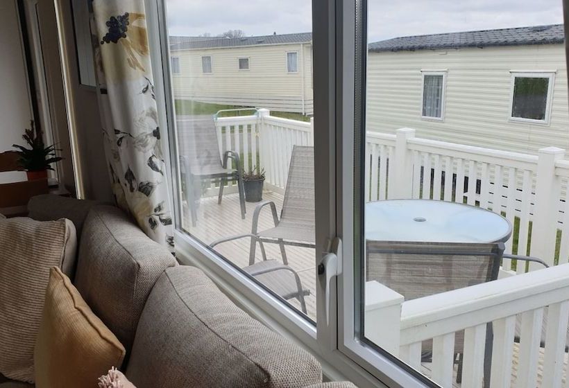 Beautiful 6 Berth Caravan In Bude