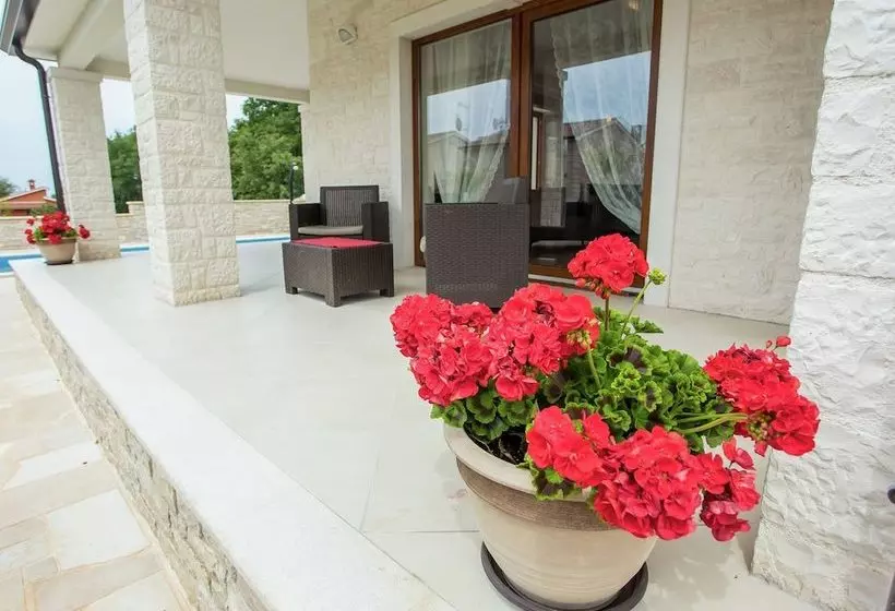 Beautiful Villa Equipped With High Quality Furniture That Emphasize Modern Line