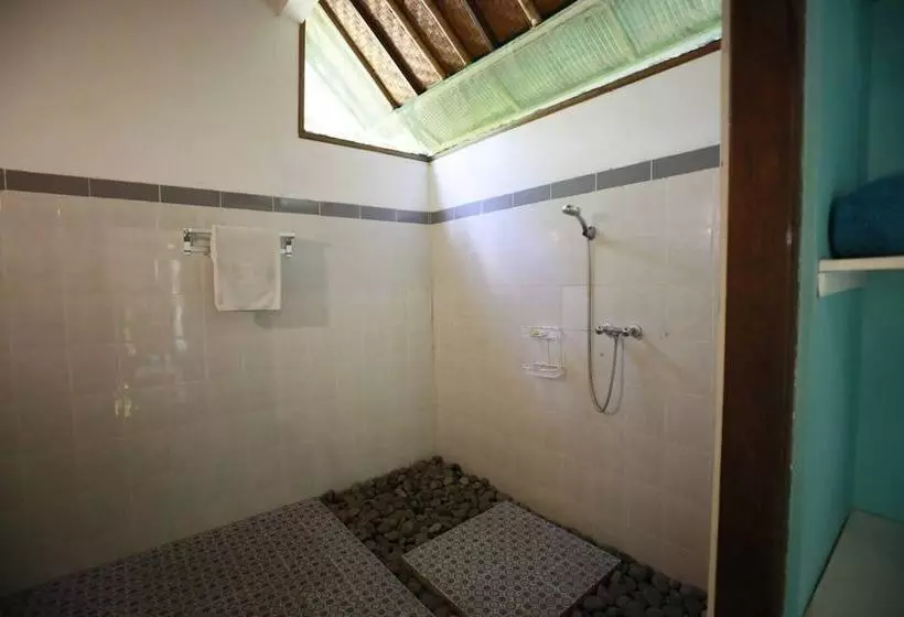 Kirana Homestay  Breeze Bungalow