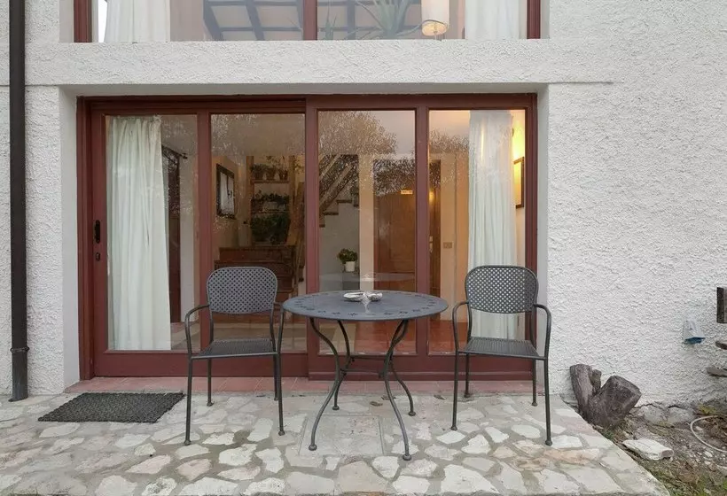 Luxurious Cottage In Vo With Garden