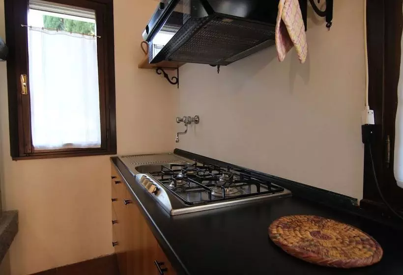 Luxurious Cottage In Vo With Garden