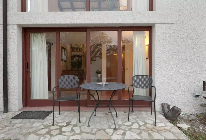 Luxurious Cottage In Vo With Garden