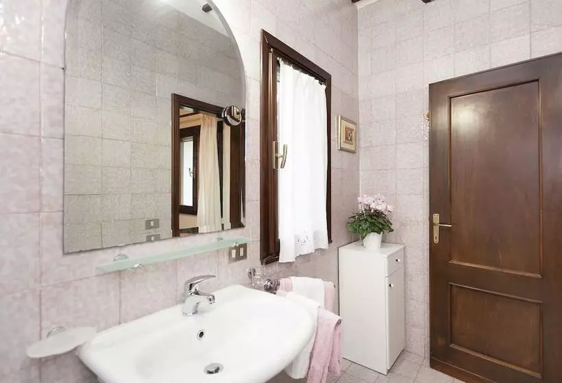 Luxurious Cottage In Vo With Garden