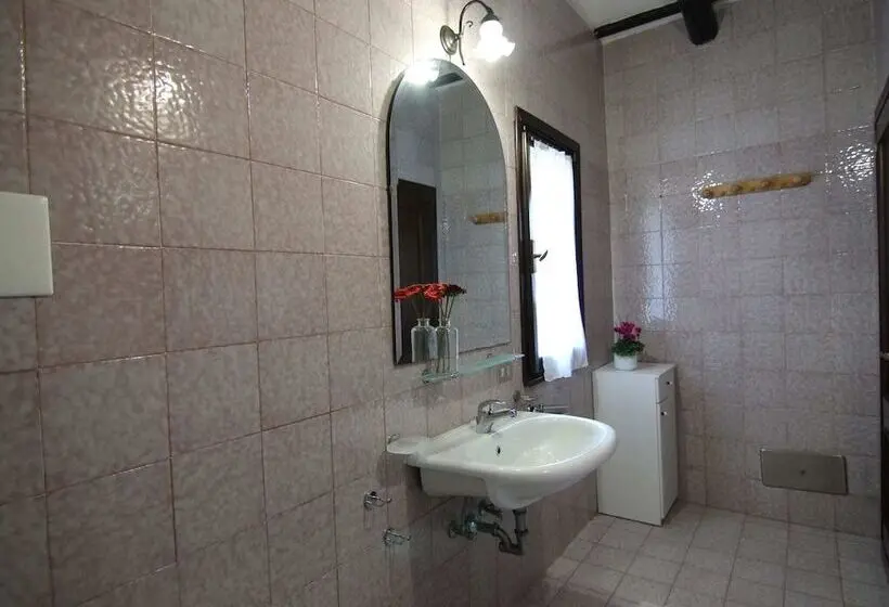 Luxurious Cottage In Vo With Garden