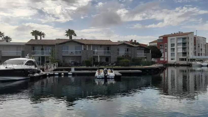 בית מלון כפרי Cap Saint Martin Marina